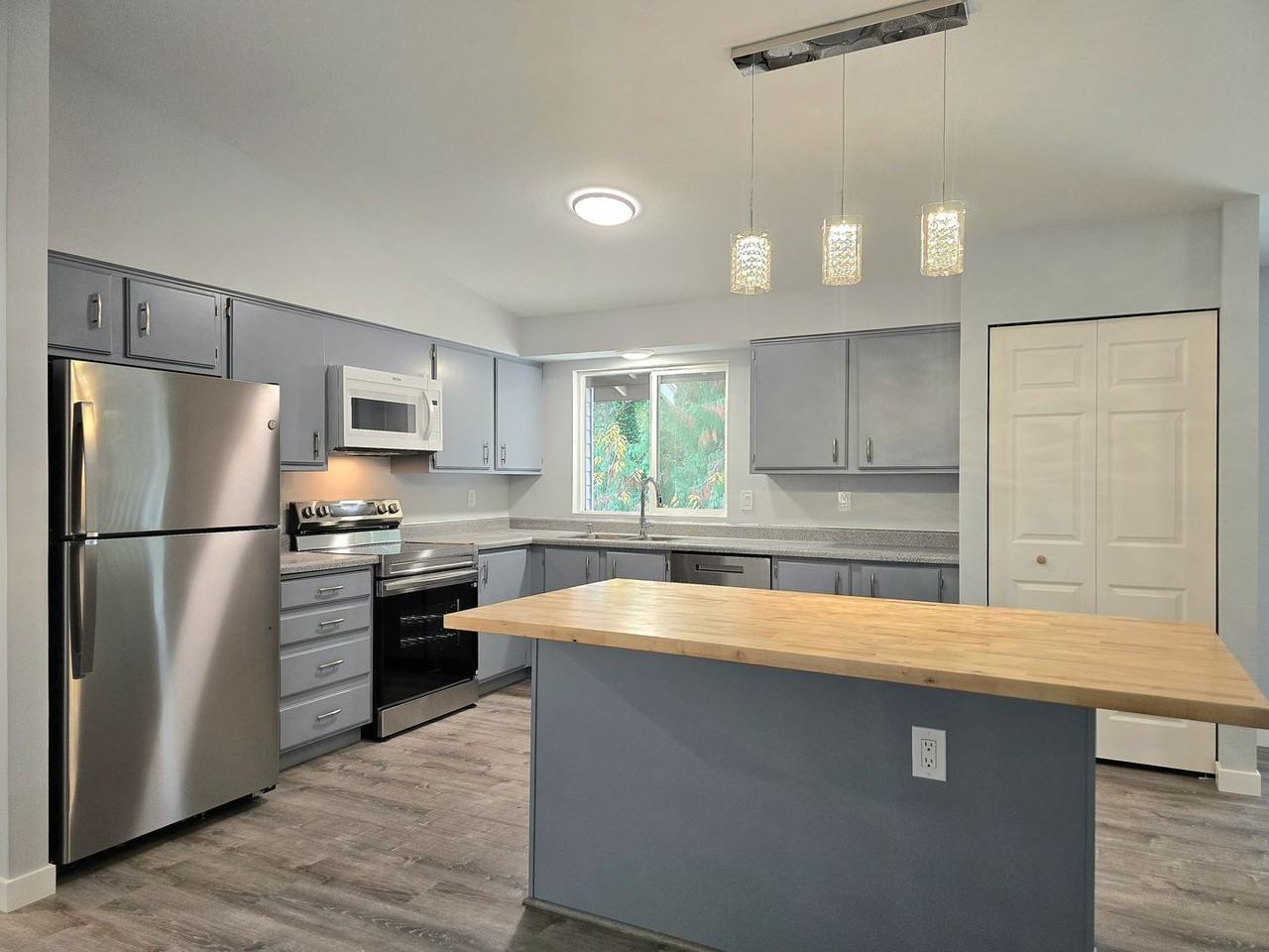 19711 41st Ave Ne - Photo 3 of 31