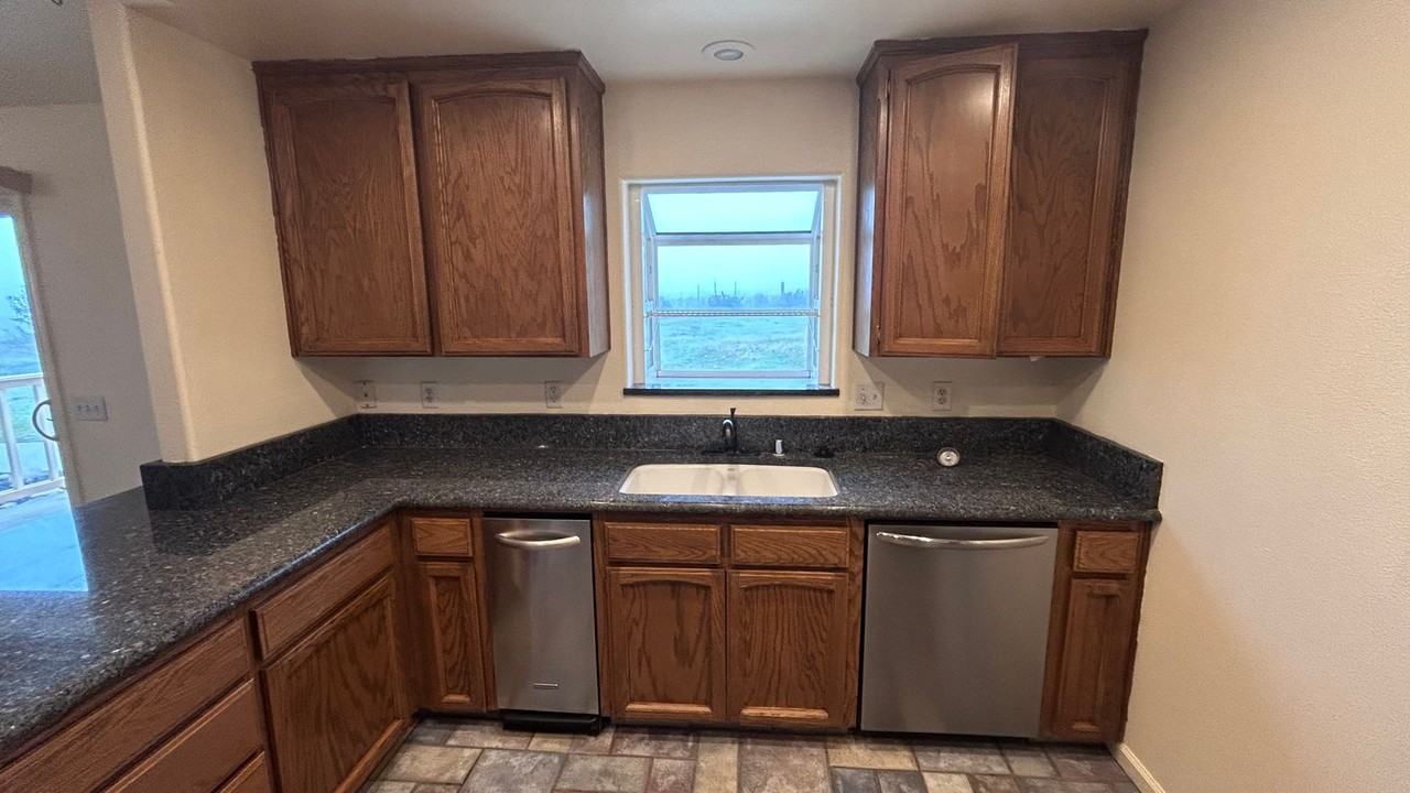 14575 Avenida Central - Photo 7 of 22