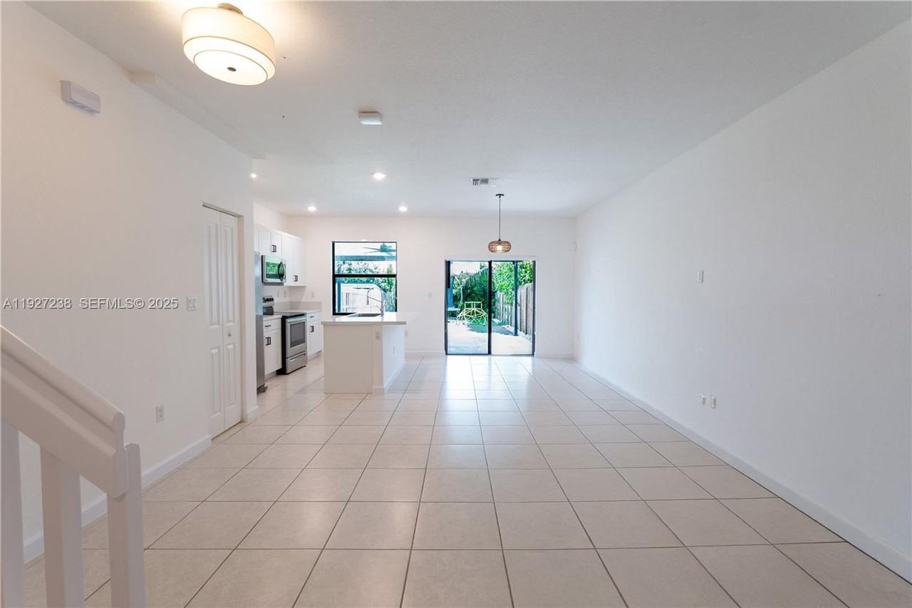 25185 Southwest 108th Avenue - Photo 5 of 16