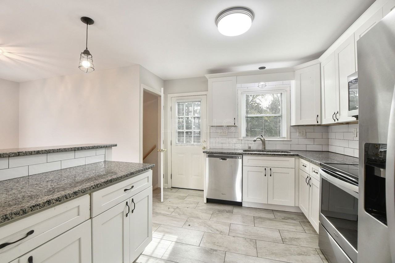 9204 Le Beau Court - Photo 4 of 16