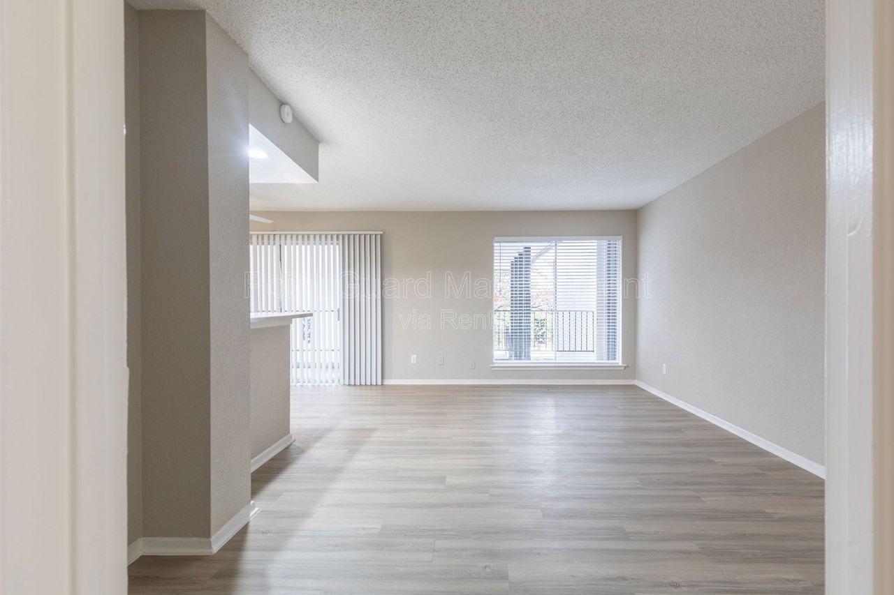 2252 Ridgmar Plaza #59 - Photo 4 of 29