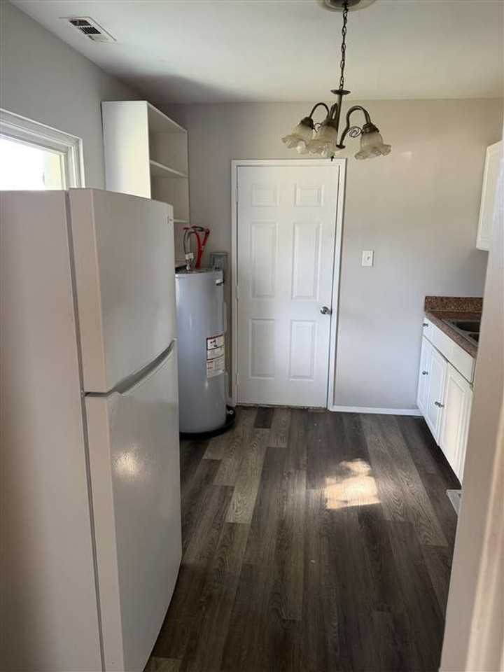 2606 Redwood Avenue - Photo 3 of 8