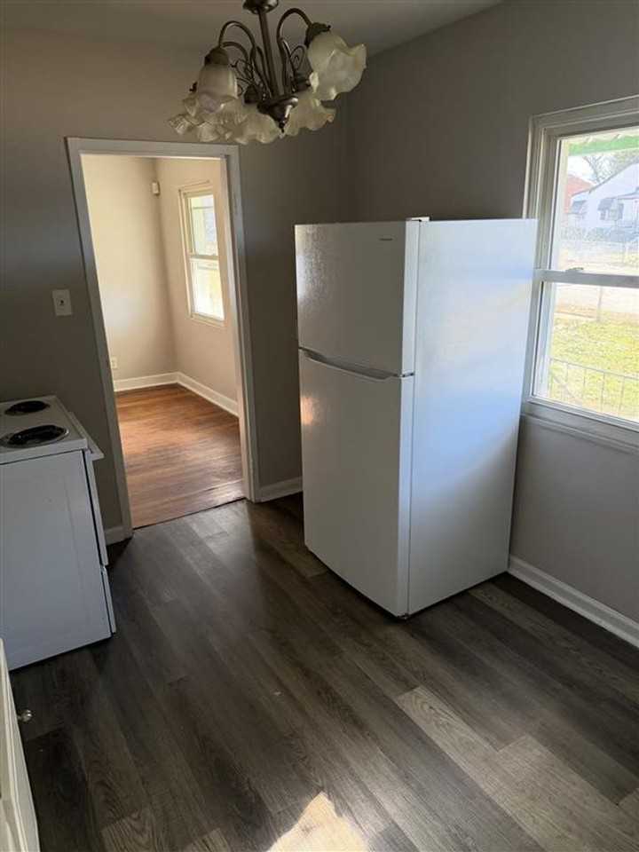 2606 Redwood Avenue - Photo 4 of 8