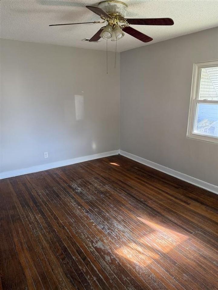 2606 Redwood Avenue - Photo 5 of 8