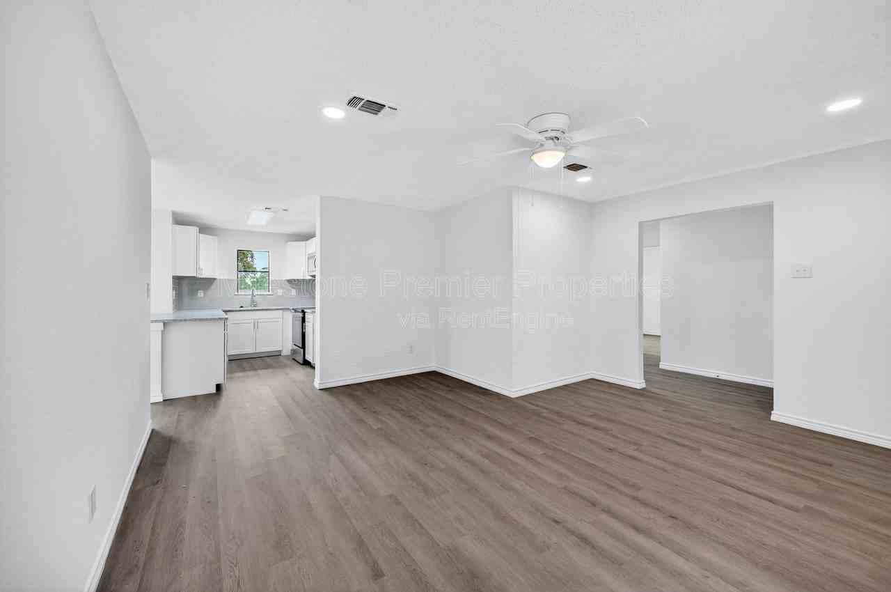 701 East Morton Street - Photo 4 of 23