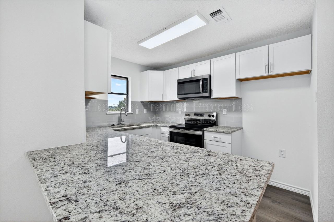 701 East Morton Street - Photo 6 of 23