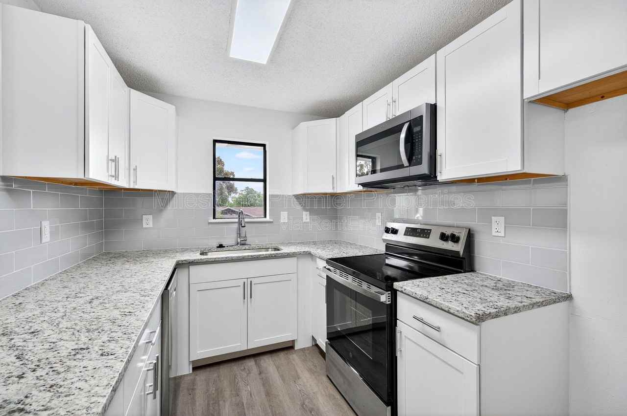 701 East Morton Street - Photo 7 of 23