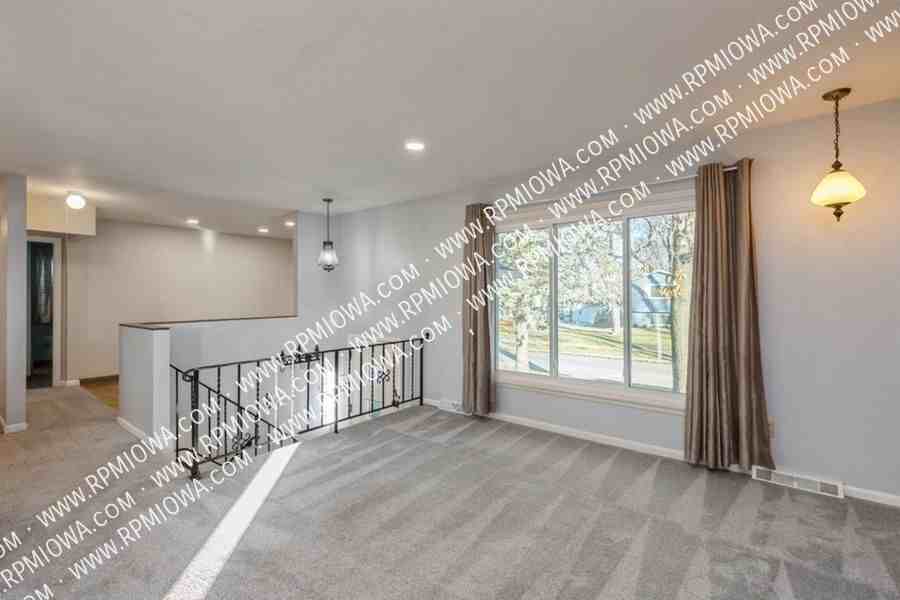 306 Northeast Grant Street - Photo 3 of 16