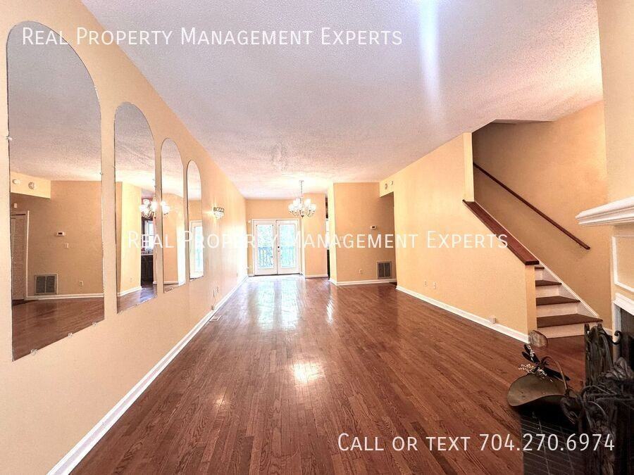 310 West 10th Street - Photo 4 of 28