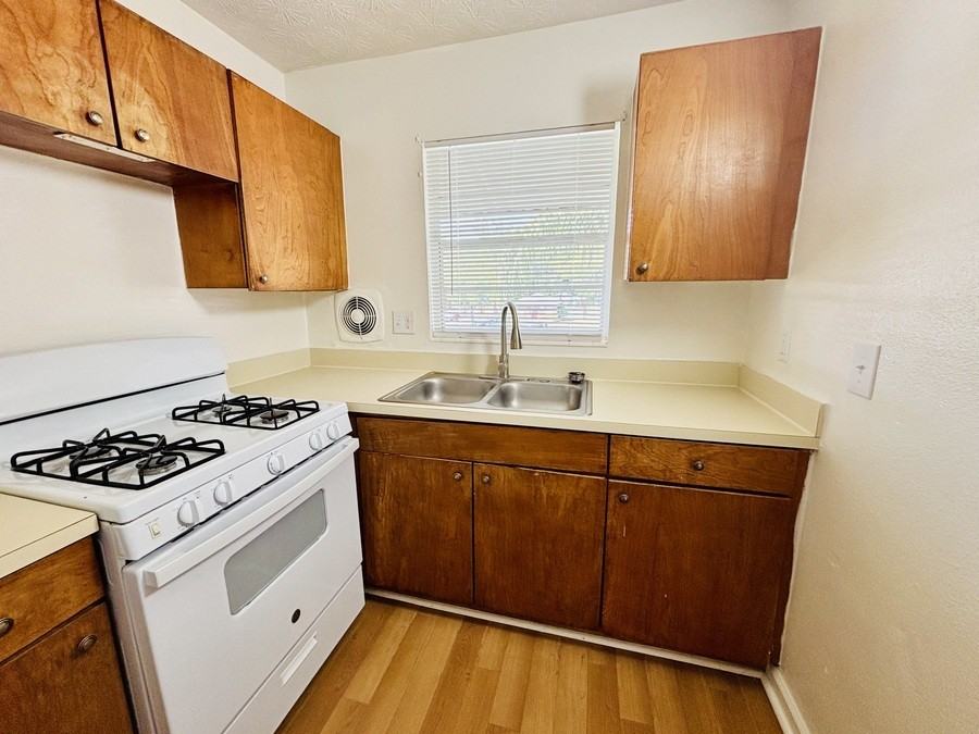 922 E Brownlee St - Photo 2 of 5