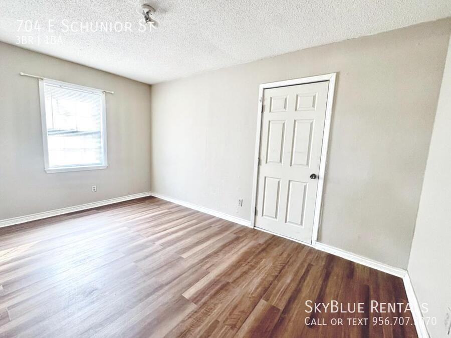 704 E Schunior St - Photo 6 of 9