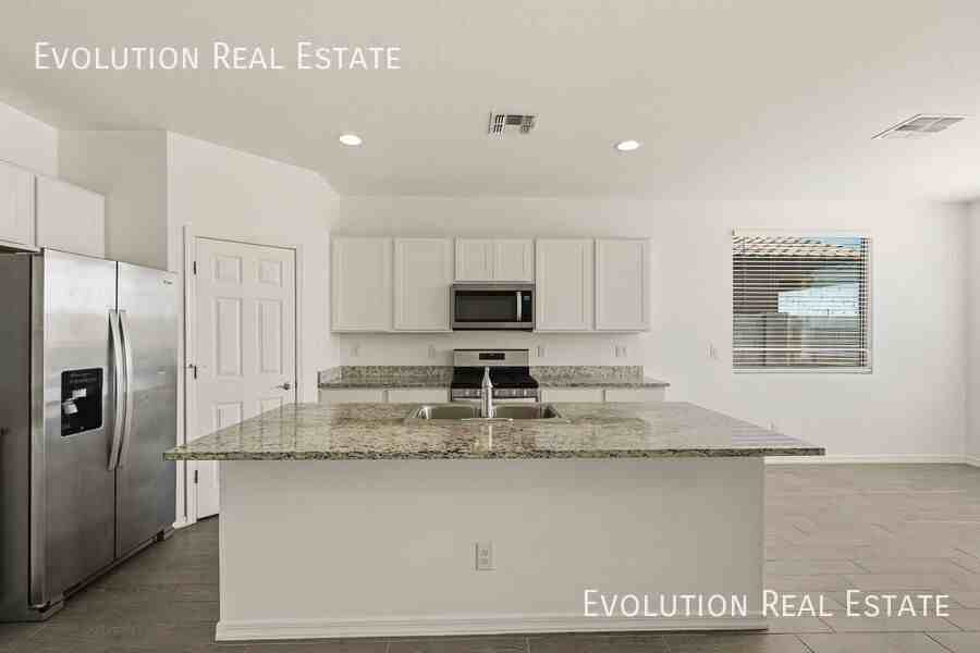 11461 East Ulysses Avenue - Photo 6 of 36