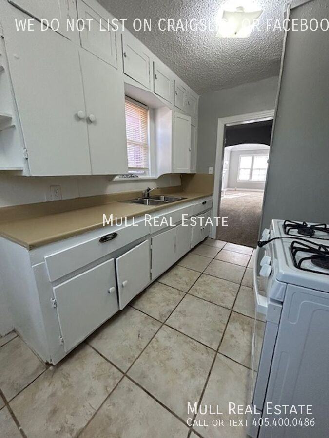 825 Northeast 24th Street - Photo 4 of 10