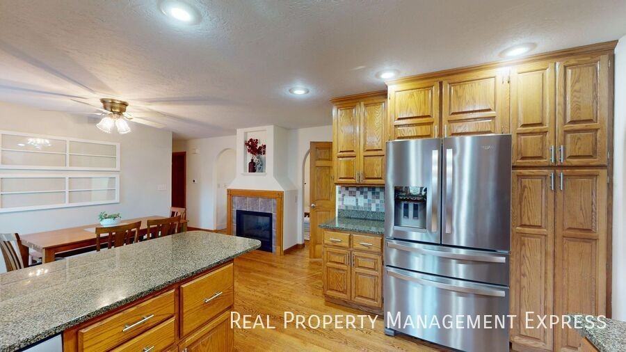 5020 S Ash Grove Ave - Photo 5 of 37