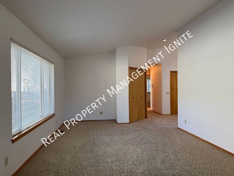 1115 Northeast Hidden Valley Drive - Photo 3 of 14