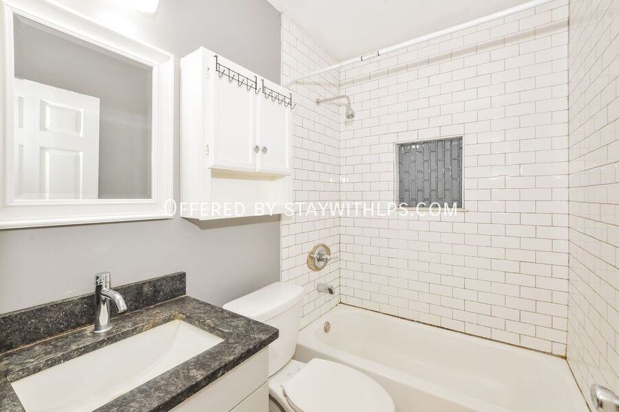 820 Loeb Street - Photo 4 of 15