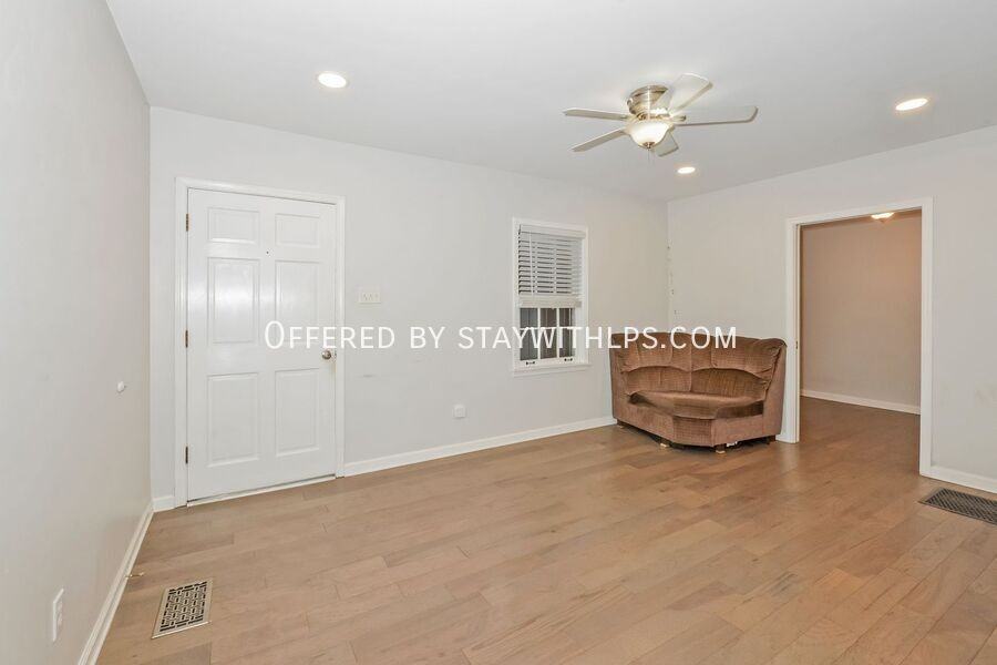 820 Loeb Street - Photo 5 of 15