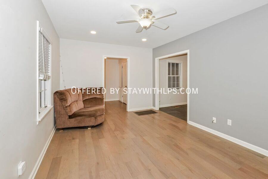 820 Loeb Street - Photo 6 of 15