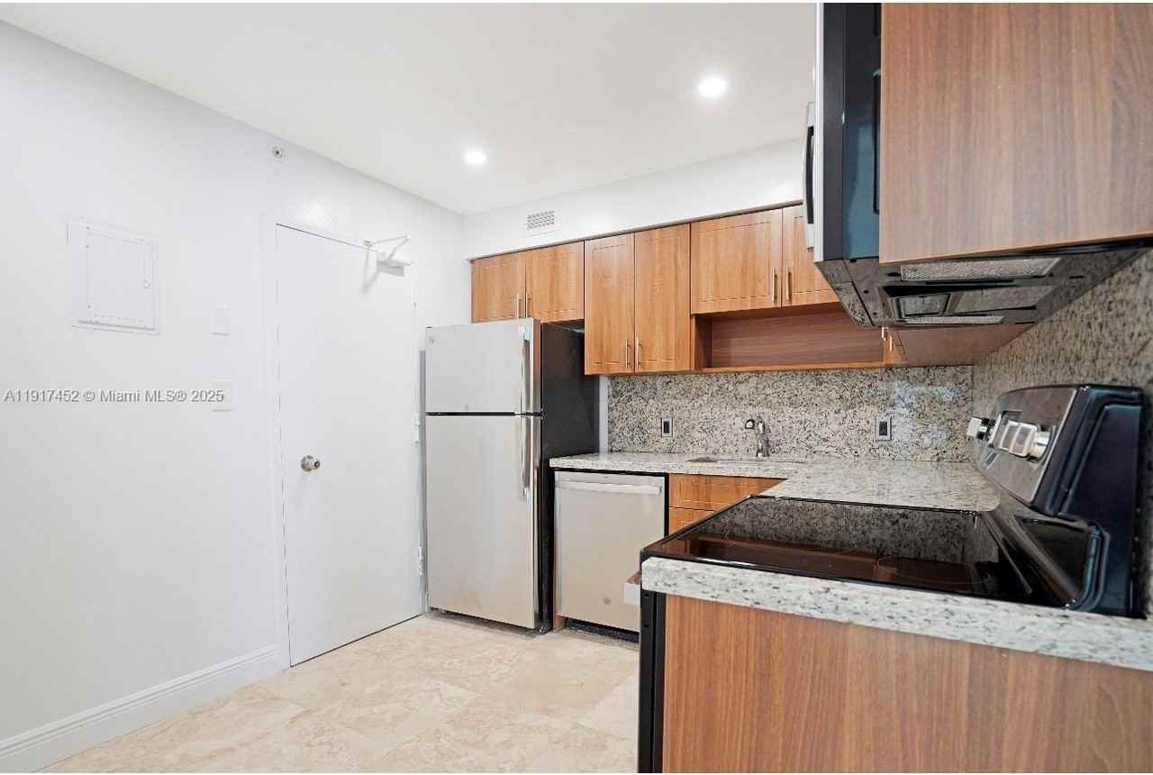 5101 Collins Avenue #510114J - Photo 6 of 10