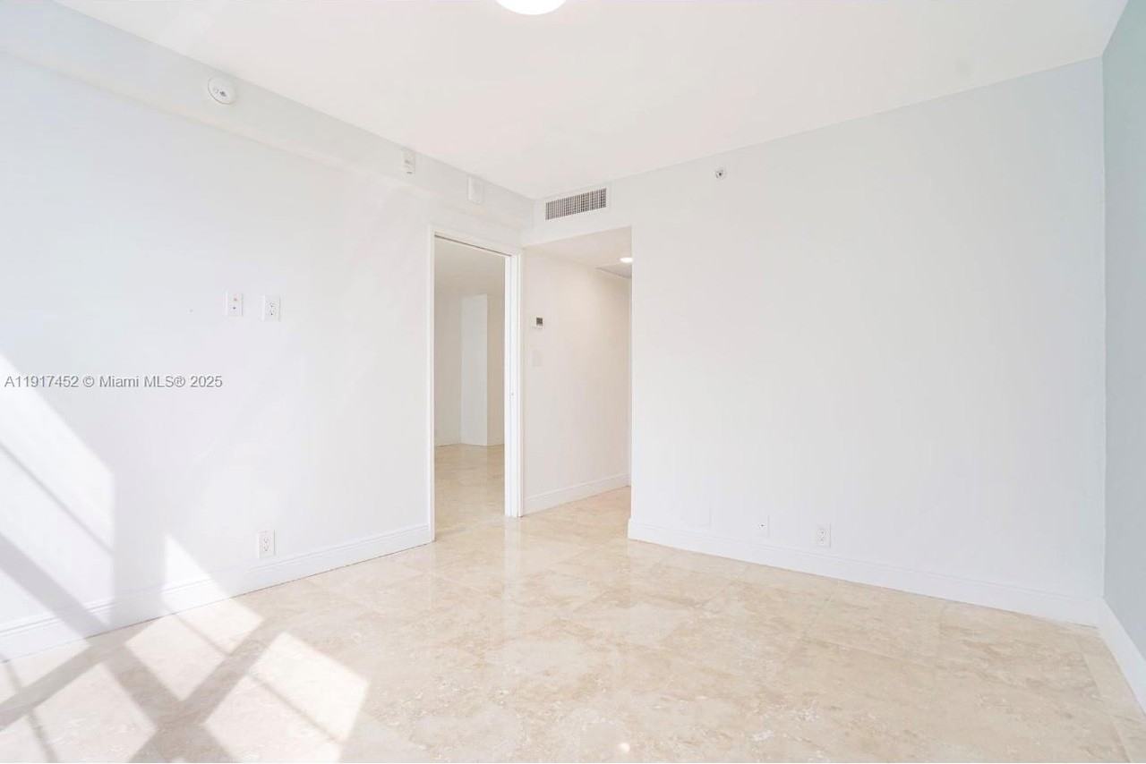 5101 Collins Avenue #510114J - Photo 7 of 10