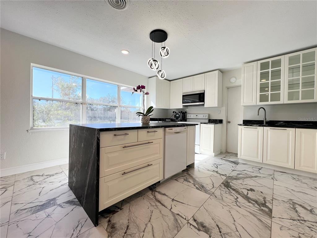 1055 Cherokee Ave #1055 - Photo 3 of 44