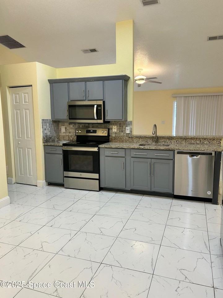 3266 Weyburn Avenue Southeast #3266 - Photo 2 of 23