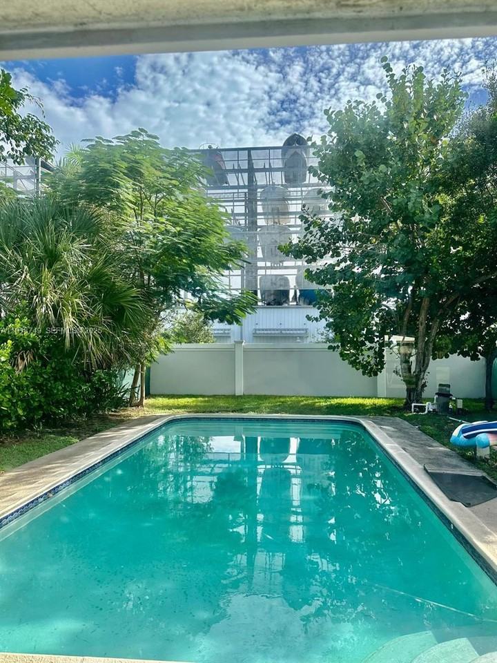 1810 Southwest 22nd Avenue #1810 - Photo 7 of 31