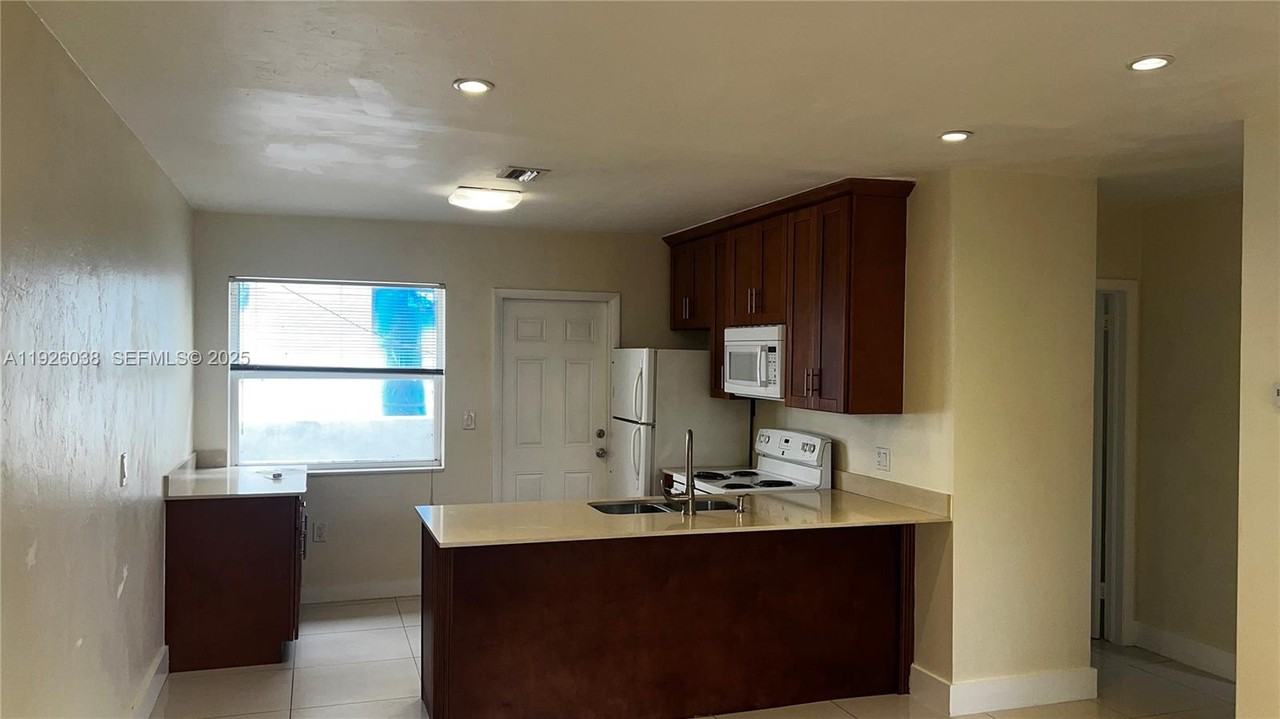 1930 Sw 25th Ter #1930-2 - Photo 5 of 7