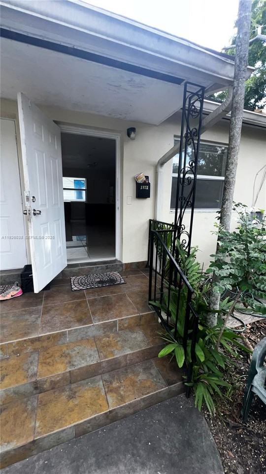 1930 Sw 25th Ter #1930-2 - Photo 6 of 7