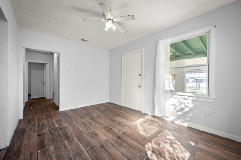 1602 Wambolt St - Photo 4 of 31