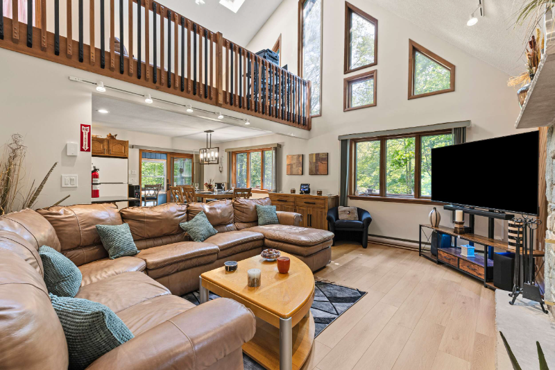 2174 Lakeview Drive East - Photo 2 of 20