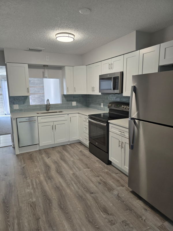 843 Cambridge Ct - Photo 2 of 15