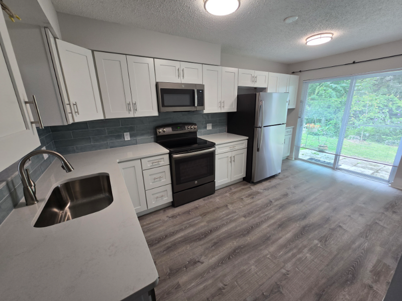 843 Cambridge Ct - Photo 3 of 15