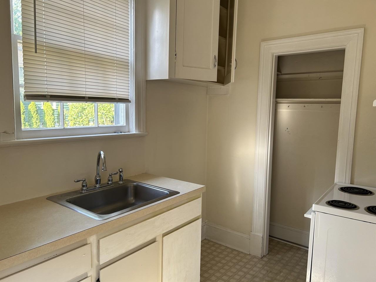 500 South Stewart Street - Photo 2 of 15