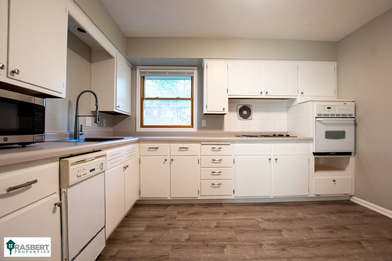 3223 South 108th Street - Photo 6 of 8