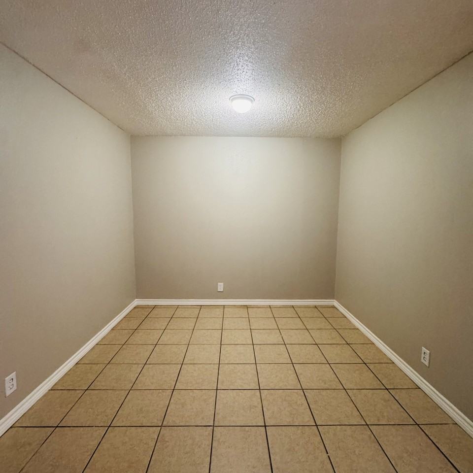 881 Ridgewood Dr - Photo 4 of 14