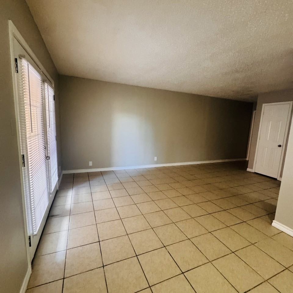 881 Ridgewood Dr - Photo 5 of 14