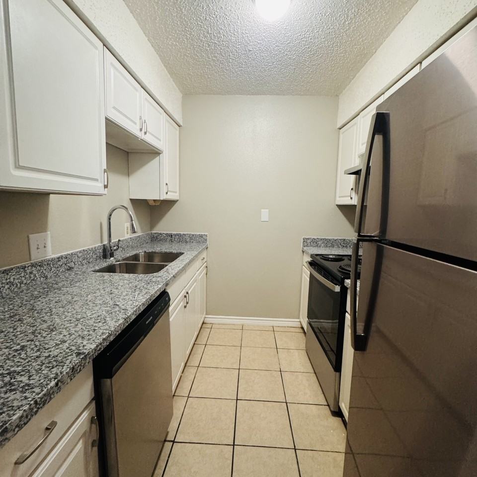 881 Ridgewood Dr - Photo 6 of 14