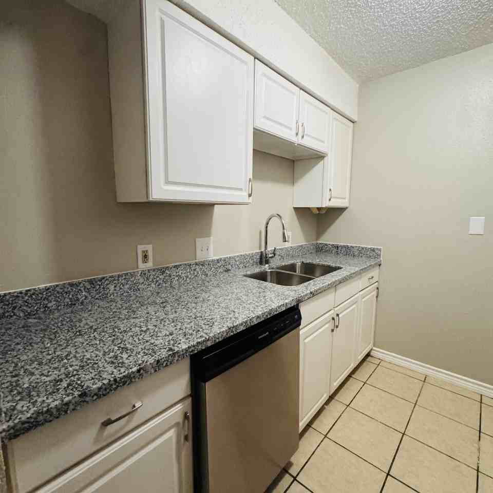 881 Ridgewood Dr - Photo 7 of 14