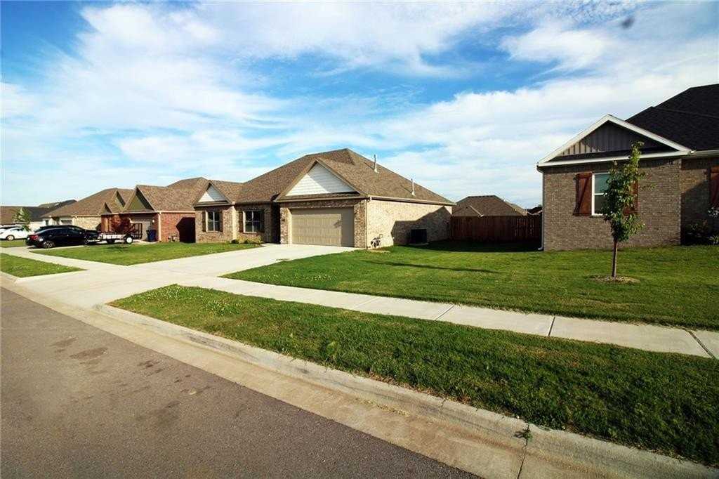 851 Petit Jean Street - Photo 3 of 27