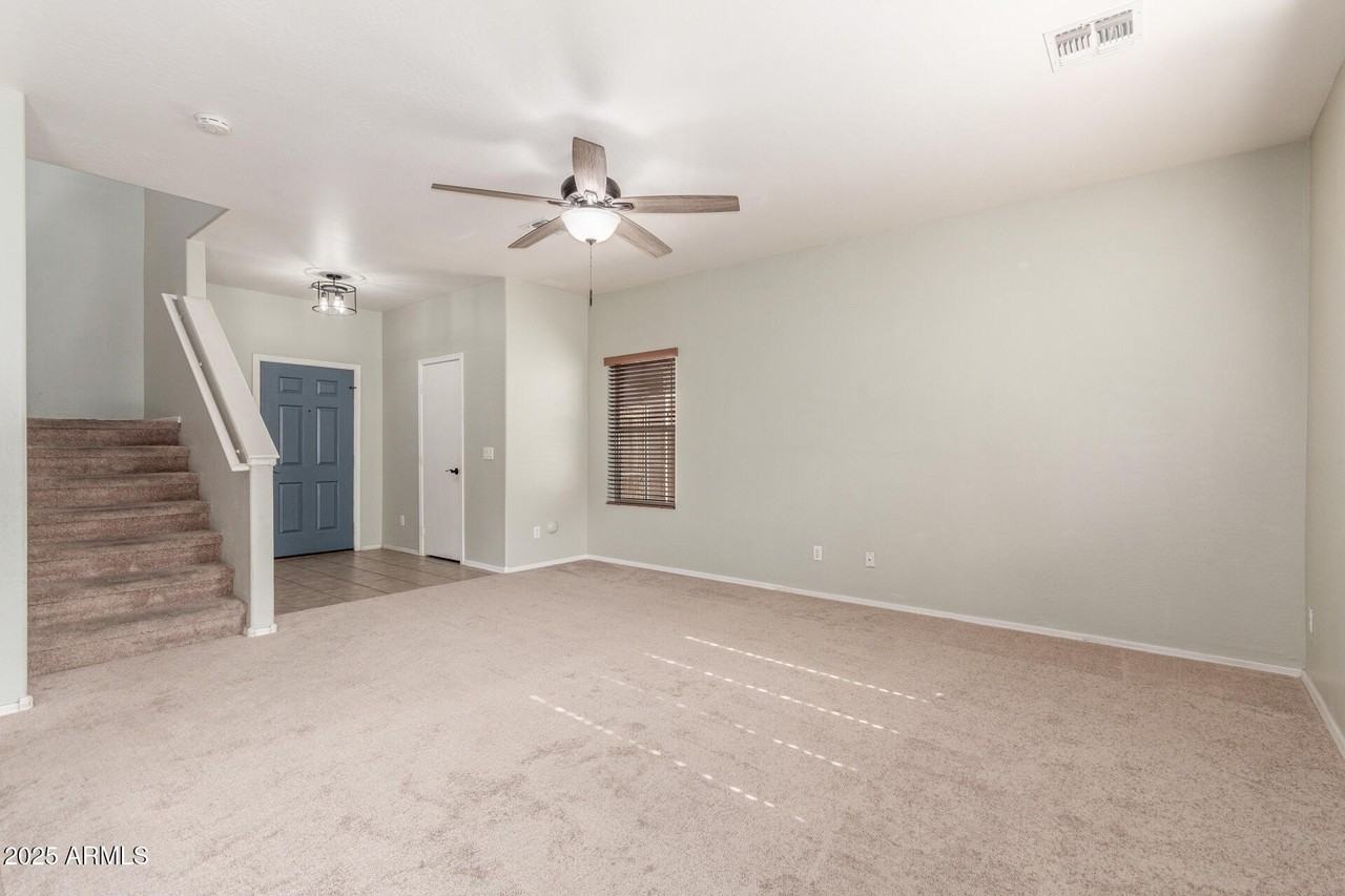 7011 W Lincoln St - Photo 4 of 30