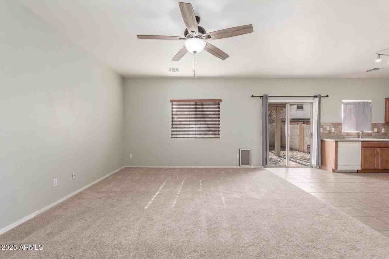 7011 W Lincoln St - Photo 5 of 30