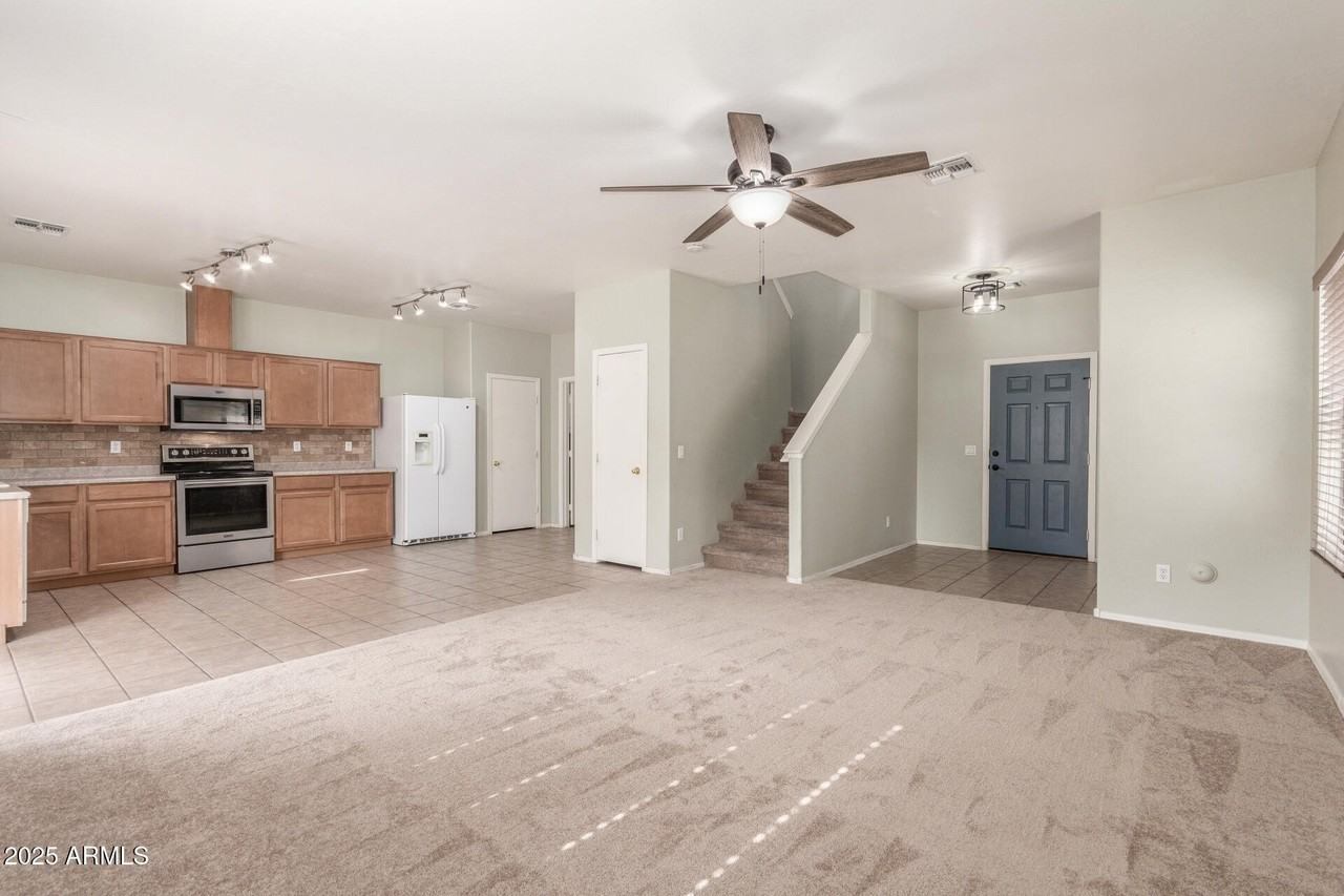 7011 W Lincoln St - Photo 6 of 30