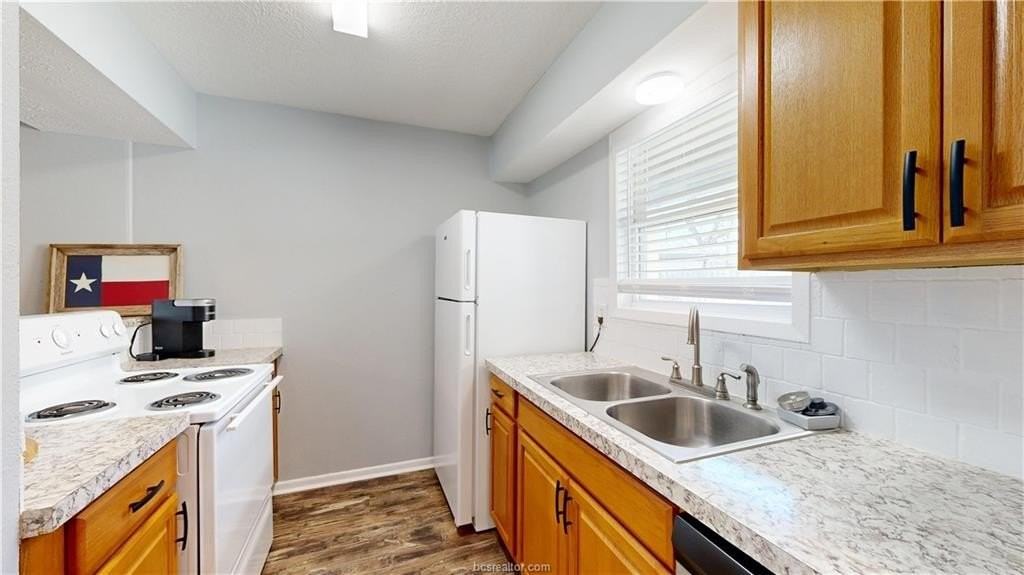 1325 Airline Drive - Photo 6 of 27