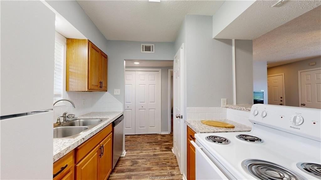 1325 Airline Drive - Photo 7 of 27