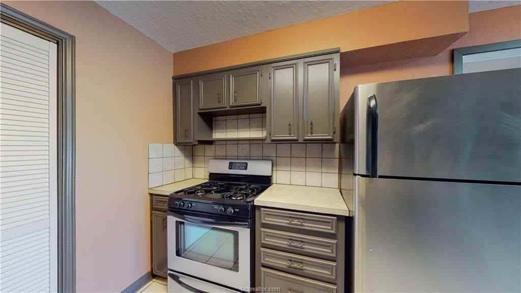 2104 Elmwood Dr - Photo 7 of 40