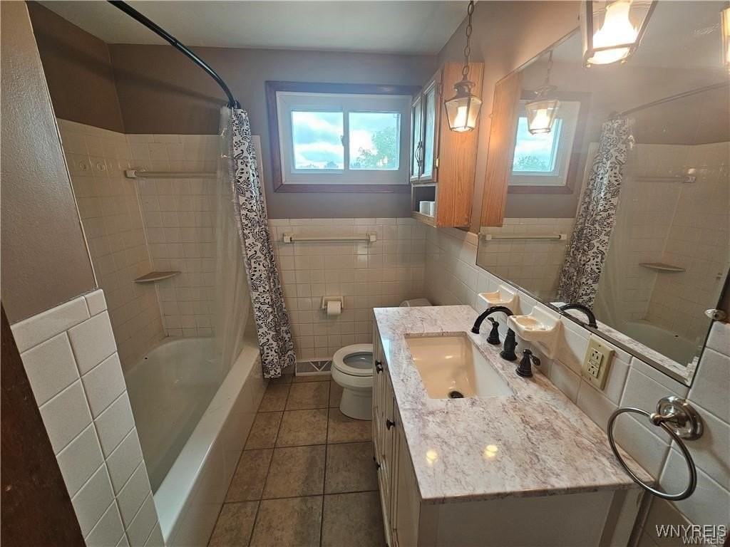 70 Theresa Drive - Photo 3 of 9