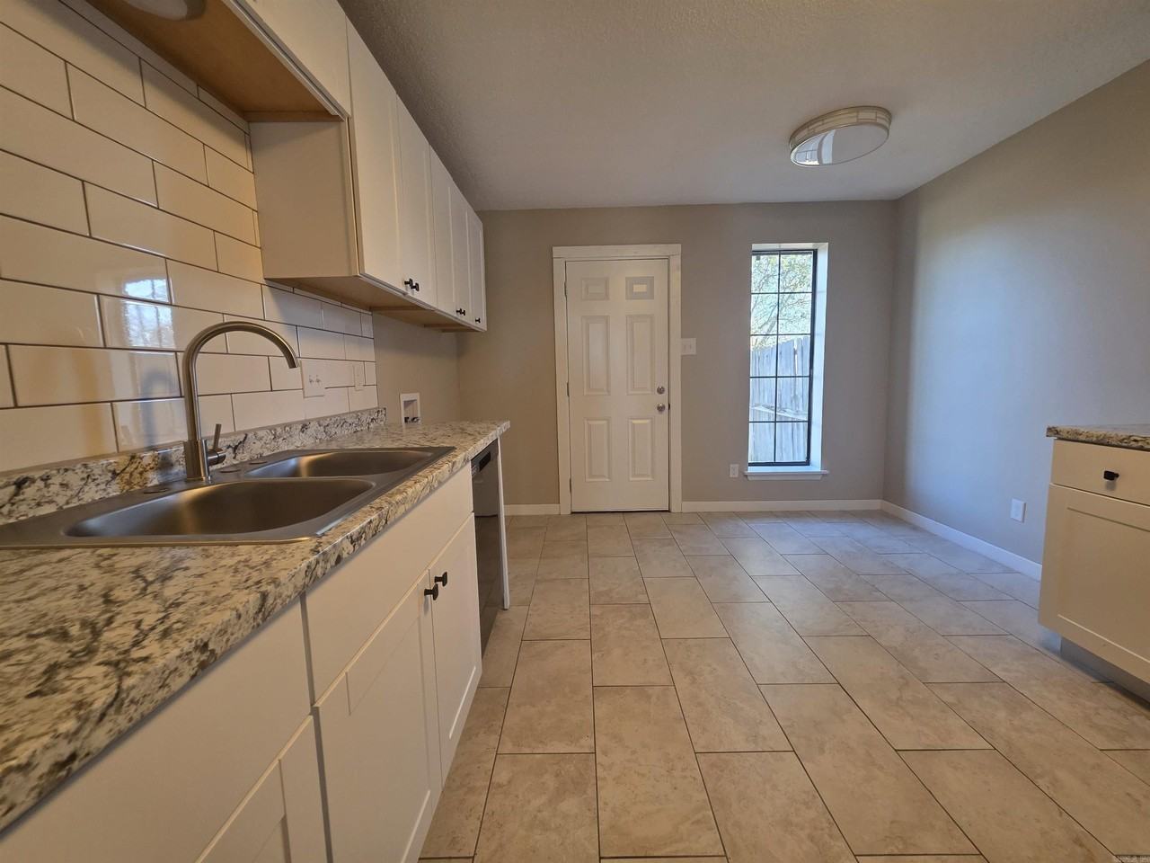 122 N Park St - Photo 5 of 14