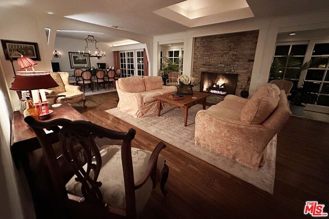 1456 Roscomare Road - Photo 4 of 21