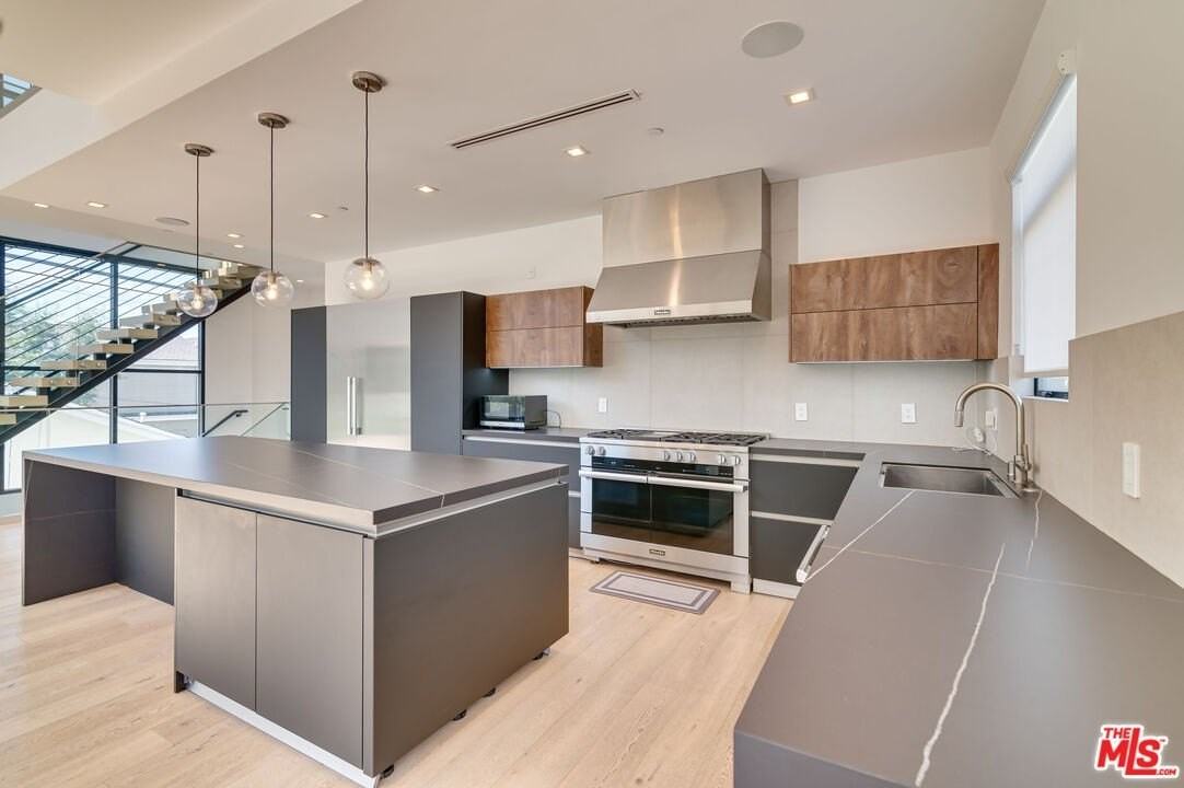 11347 Mississippi Avenue - Photo 3 of 38